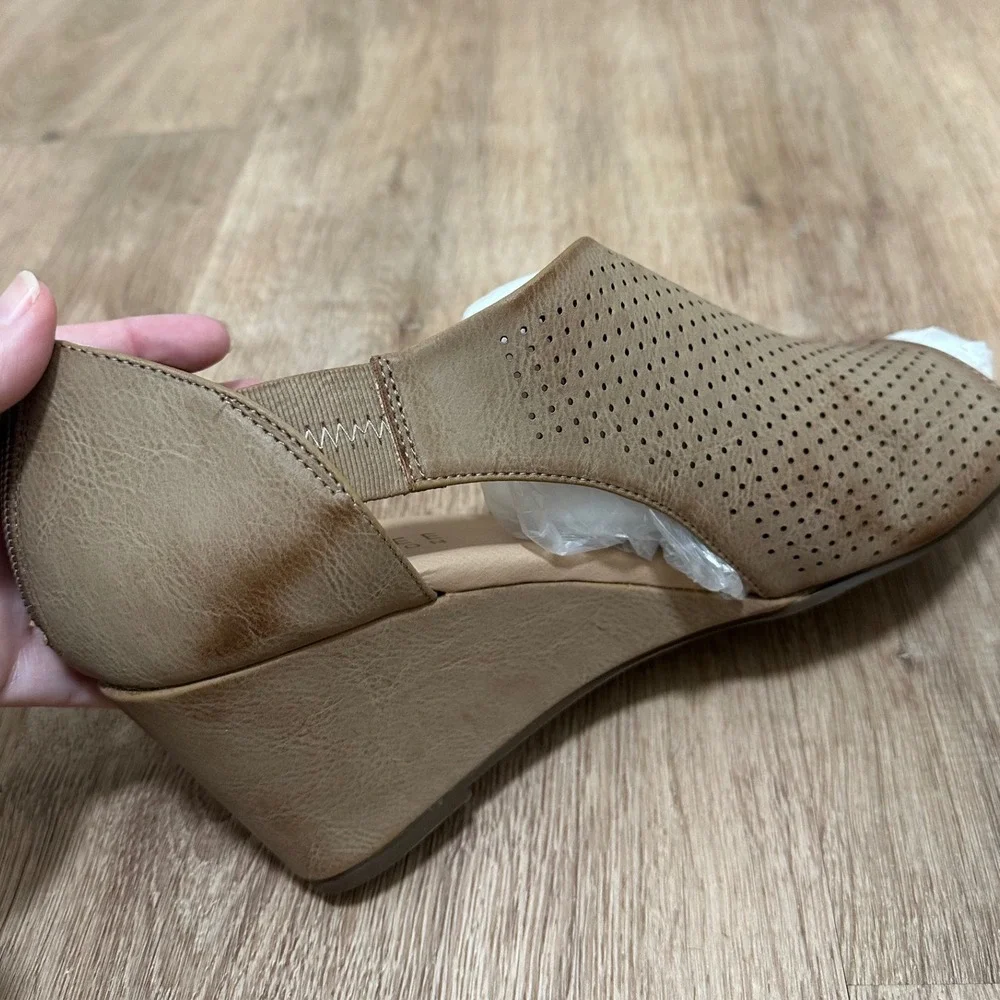 JOURNEY‎ COLLECTION | Women's Aretha Cutout Perforated Ankle Zip Wedge Sandals